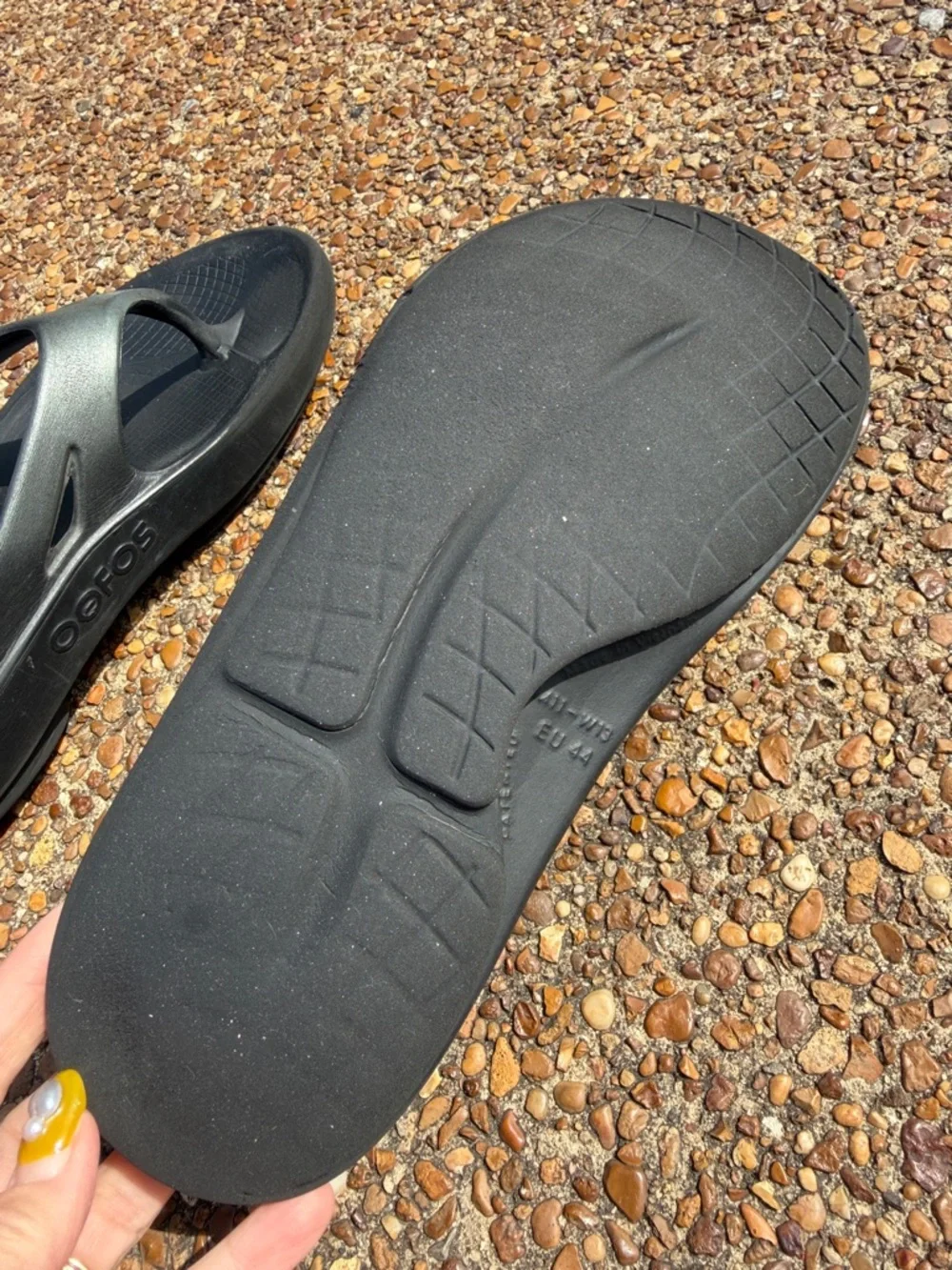 Mens Size 11 OOFOS Black and Gray Flip Flop Sandals - Picture 5 of 16